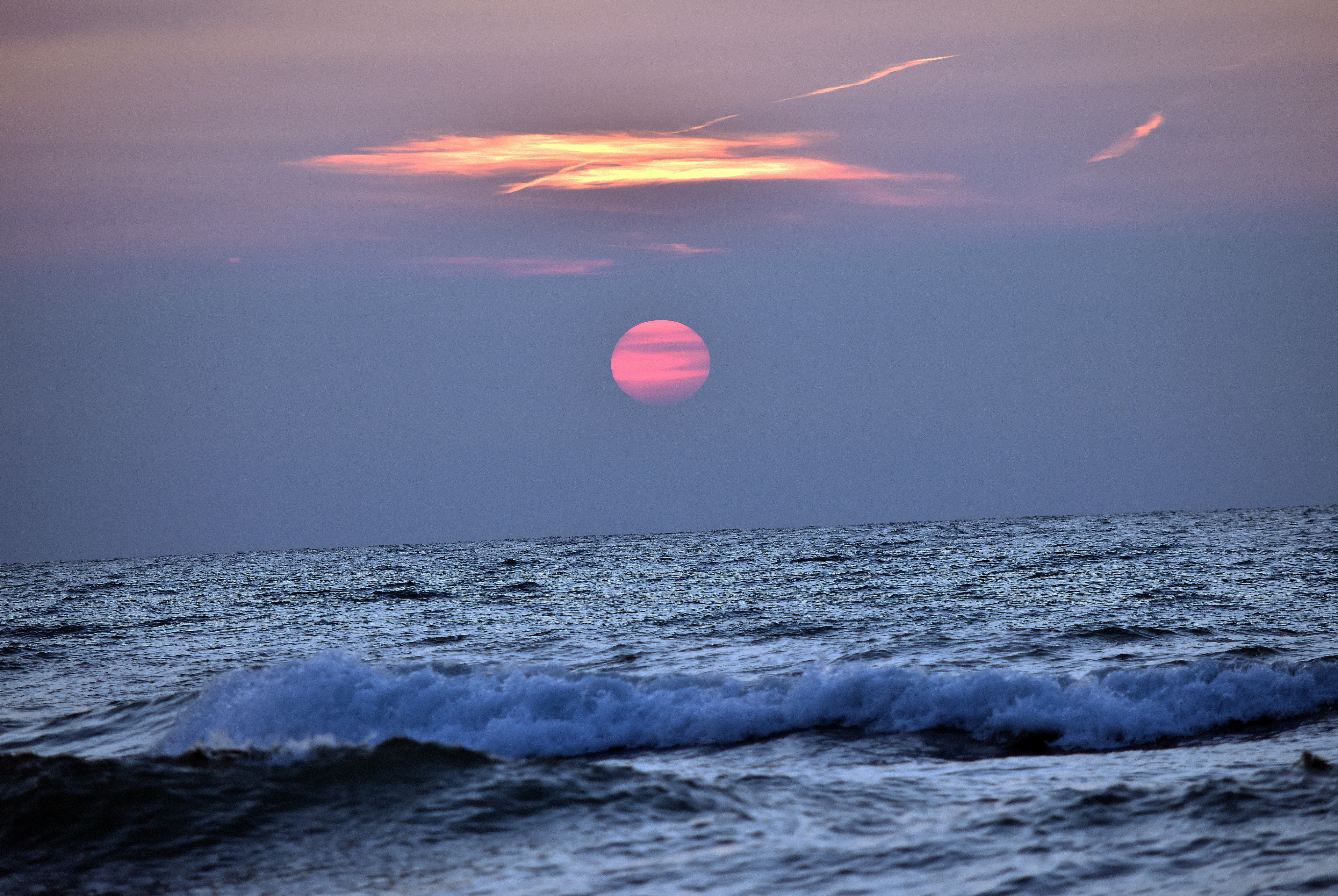 Tides rolling in , an evening with the Saturn of the sun