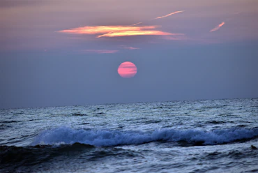 Tides rolling in , an evening with the Saturn of the sun