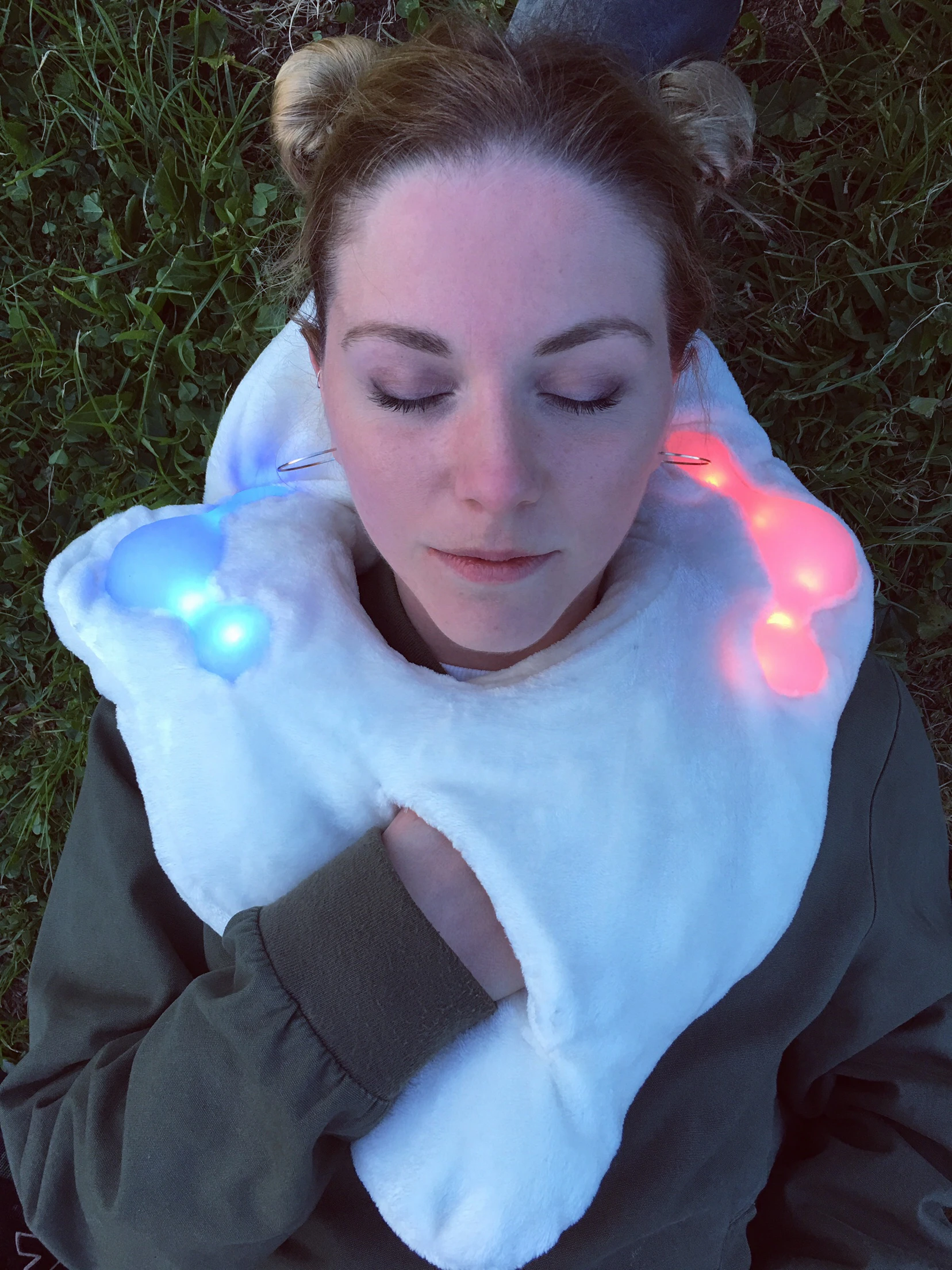 Lokahi: wearable body pillow for co-feeling through human interface