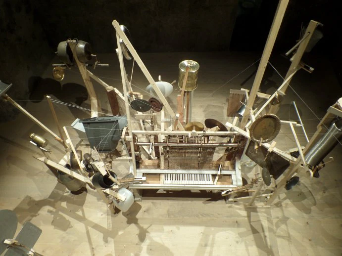 THE WELL FRAGMENTED PIANO