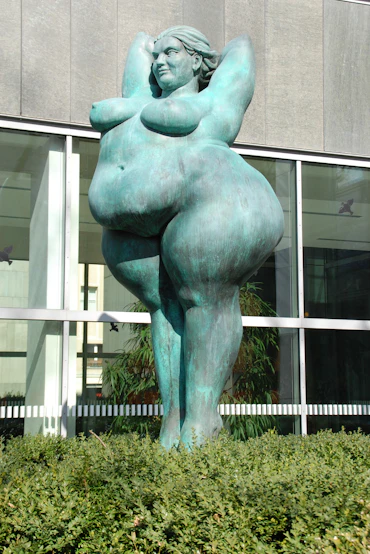 Yolanda, 2003/ 2006  bronce  320x 140x 140 cm, Investititionsbank Berlin Bundesallee 210/ Nachodstraße Berlin